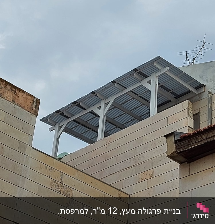 גג מתכת עם אנטנה על מבנה אבן